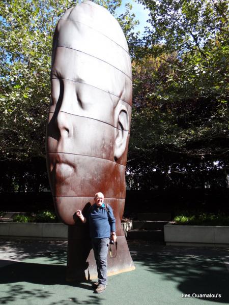 François et la tête de jeune fille : Sculpture de Jaume Plensa