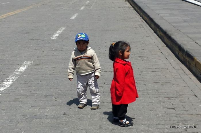 Enfants sur la Plaza de Armas