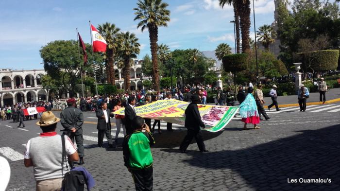 Défilé dominical sur la Plaza de Armas