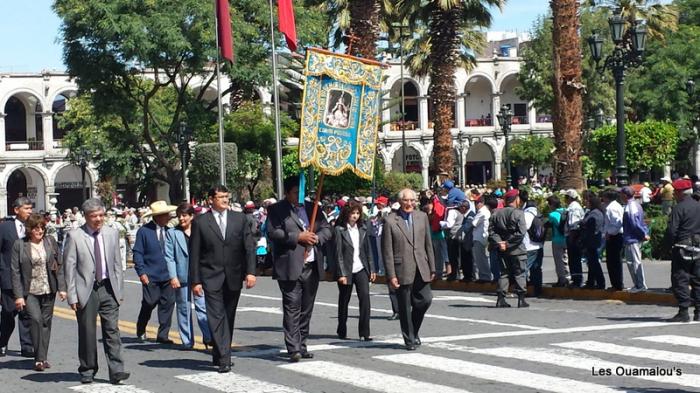 Défilé dominical sur la Plaza de Armas