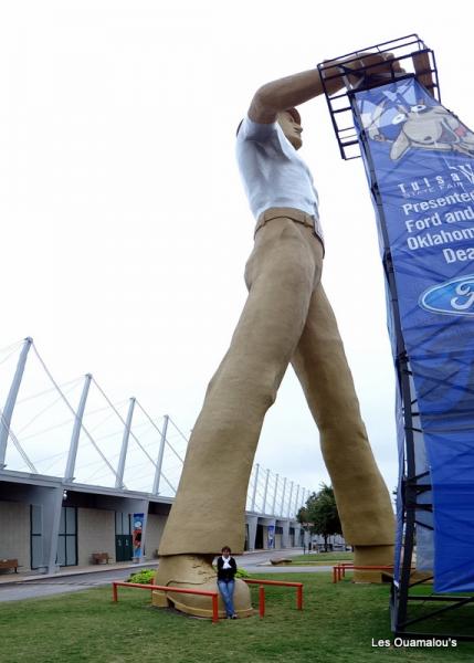 Marie au pied de la statue d'un mineur devant l'Expo Center