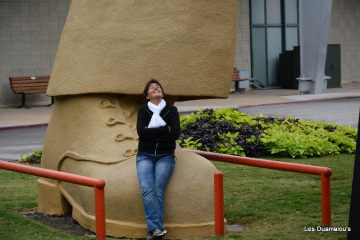 Marie assise sur un pied