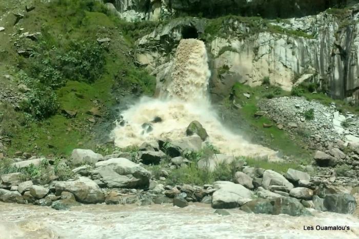 Torrent sortant de la montagne ...