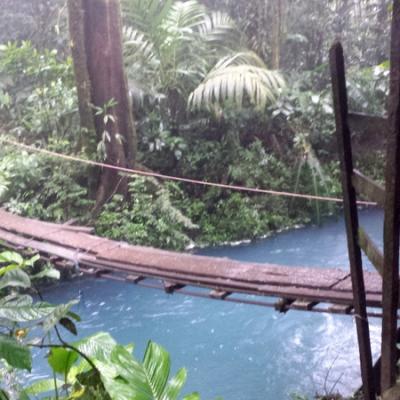 Petit pont de bois sur le Rio Celeste