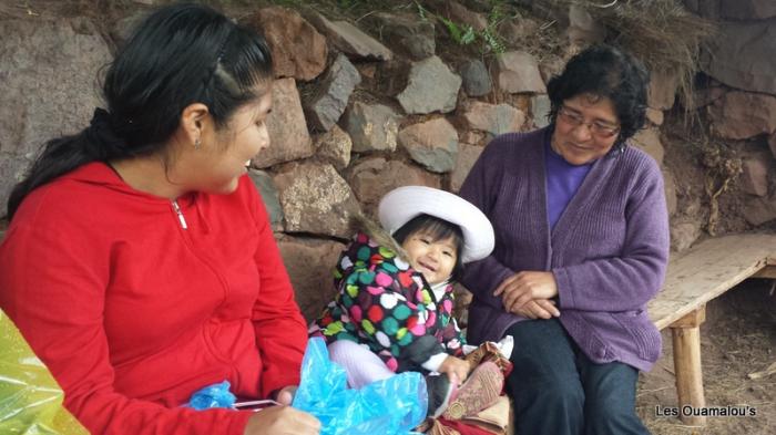 Rencontre de Vanessa, Luana, et leur grand mère en haut de Pisaq
