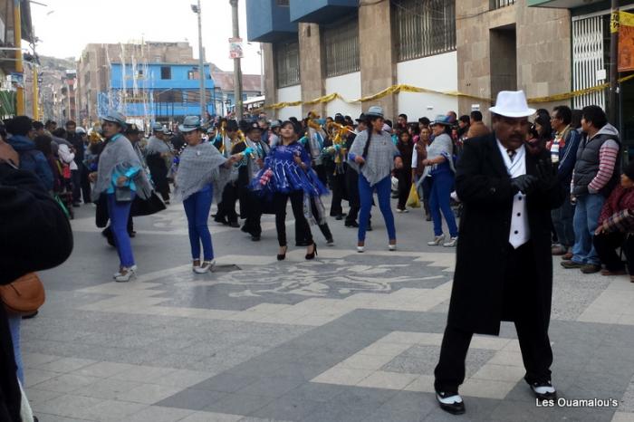 Danse dans les rues de Puno