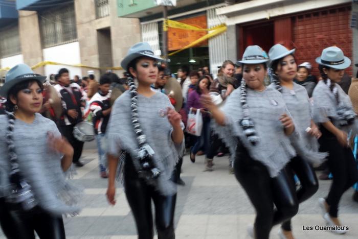 Danse dans les rues de Puno