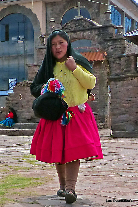 Costume de femme sur L’île de Taquile ...